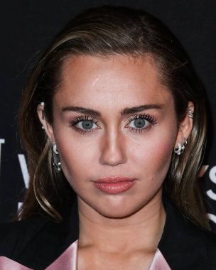 Miley Cyrus 2026 'da Hollywood Bulvarı' nda yıldız alacak. Miley Cyrus, Eugenio Derbez ve Richard Blade tarafından 2 Temmuz 2025 Çarşamba günü açıklanan 35 onur konuğu arasındaydı..