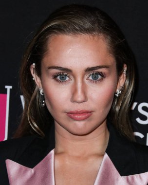 Miley Cyrus 2026 'da Hollywood Bulvarı' nda yıldız alacak. Miley Cyrus, Eugenio Derbez ve Richard Blade tarafından 2 Temmuz 2025 Çarşamba günü açıklanan 35 onur konuğu arasındaydı..