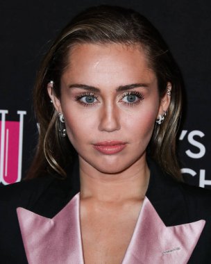 Miley Cyrus 2026 'da Hollywood Bulvarı' nda yıldız alacak. Miley Cyrus, Eugenio Derbez ve Richard Blade tarafından 2 Temmuz 2025 Çarşamba günü açıklanan 35 onur konuğu arasındaydı..