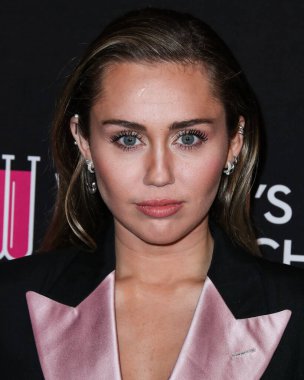 Miley Cyrus 2026 'da Hollywood Bulvarı' nda yıldız alacak. Miley Cyrus, Eugenio Derbez ve Richard Blade tarafından 2 Temmuz 2025 Çarşamba günü açıklanan 35 onur konuğu arasındaydı..