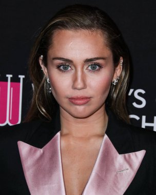Miley Cyrus 2026 'da Hollywood Bulvarı' nda yıldız alacak. Miley Cyrus, Eugenio Derbez ve Richard Blade tarafından 2 Temmuz 2025 Çarşamba günü açıklanan 35 onur konuğu arasındaydı..