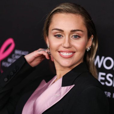 Miley Cyrus 2026 'da Hollywood Bulvarı' nda yıldız alacak. Miley Cyrus, Eugenio Derbez ve Richard Blade tarafından 2 Temmuz 2025 Çarşamba günü açıklanan 35 onur konuğu arasındaydı..