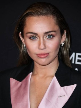 Miley Cyrus 2026 'da Hollywood Bulvarı' nda yıldız alacak. Miley Cyrus, Eugenio Derbez ve Richard Blade tarafından 2 Temmuz 2025 Çarşamba günü açıklanan 35 onur konuğu arasındaydı..