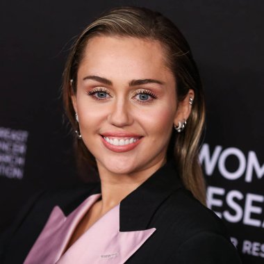 Miley Cyrus 2026 'da Hollywood Bulvarı' nda yıldız alacak. Miley Cyrus, Eugenio Derbez ve Richard Blade tarafından 2 Temmuz 2025 Çarşamba günü açıklanan 35 onur konuğu arasındaydı..