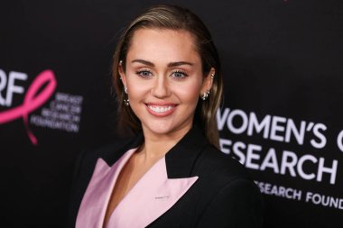 Miley Cyrus 2026 'da Hollywood Bulvarı' nda yıldız alacak. Miley Cyrus, Eugenio Derbez ve Richard Blade tarafından 2 Temmuz 2025 Çarşamba günü açıklanan 35 onur konuğu arasındaydı..