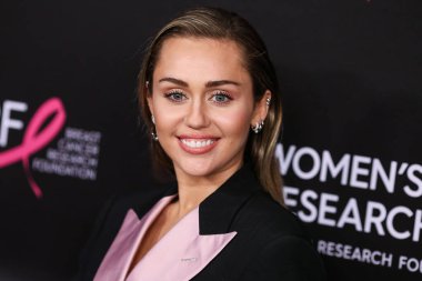 Miley Cyrus 2026 'da Hollywood Bulvarı' nda yıldız alacak. Miley Cyrus, Eugenio Derbez ve Richard Blade tarafından 2 Temmuz 2025 Çarşamba günü açıklanan 35 onur konuğu arasındaydı..