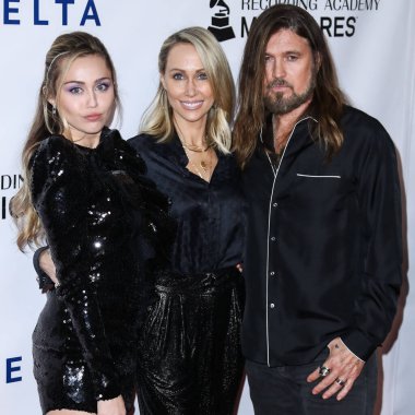 Miley Cyrus 2026 'da Hollywood Bulvarı' nda yıldız alacak. Miley Cyrus, Eugenio Derbez ve Richard Blade tarafından 2 Temmuz 2025 Çarşamba günü açıklanan 35 onur konuğu arasındaydı..