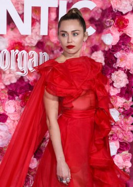 Miley Cyrus 2026 'da Hollywood Bulvarı' nda yıldız alacak. Miley Cyrus, Eugenio Derbez ve Richard Blade tarafından 2 Temmuz 2025 Çarşamba günü açıklanan 35 onur konuğu arasındaydı..