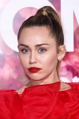 Miley Cyrus 2026 'da Hollywood Bulvarı' nda yıldız alacak. Miley Cyrus, Eugenio Derbez ve Richard Blade tarafından 2 Temmuz 2025 Çarşamba günü açıklanan 35 onur konuğu arasındaydı..