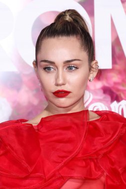 Miley Cyrus 2026 'da Hollywood Bulvarı' nda yıldız alacak. Miley Cyrus, Eugenio Derbez ve Richard Blade tarafından 2 Temmuz 2025 Çarşamba günü açıklanan 35 onur konuğu arasındaydı..