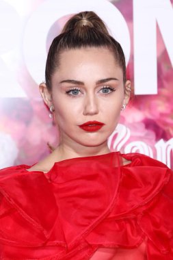 Miley Cyrus 2026 'da Hollywood Bulvarı' nda yıldız alacak. Miley Cyrus, Eugenio Derbez ve Richard Blade tarafından 2 Temmuz 2025 Çarşamba günü açıklanan 35 onur konuğu arasındaydı..
