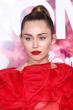 Miley Cyrus 2026 'da Hollywood Bulvarı' nda yıldız alacak. Miley Cyrus, Eugenio Derbez ve Richard Blade tarafından 2 Temmuz 2025 Çarşamba günü açıklanan 35 onur konuğu arasındaydı..