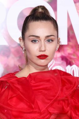 Miley Cyrus 2026 'da Hollywood Bulvarı' nda yıldız alacak. Miley Cyrus, Eugenio Derbez ve Richard Blade tarafından 2 Temmuz 2025 Çarşamba günü açıklanan 35 onur konuğu arasındaydı..