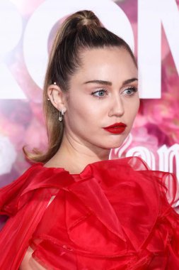 Miley Cyrus 2026 'da Hollywood Bulvarı' nda yıldız alacak. Miley Cyrus, Eugenio Derbez ve Richard Blade tarafından 2 Temmuz 2025 Çarşamba günü açıklanan 35 onur konuğu arasındaydı..