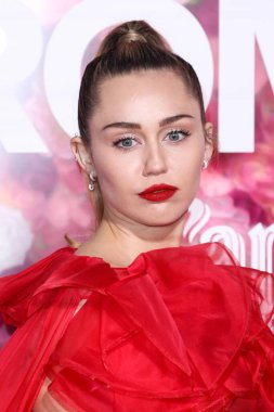 Miley Cyrus 2026 'da Hollywood Bulvarı' nda yıldız alacak. Miley Cyrus, Eugenio Derbez ve Richard Blade tarafından 2 Temmuz 2025 Çarşamba günü açıklanan 35 onur konuğu arasındaydı..