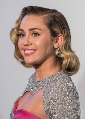 Miley Cyrus 2026 'da Hollywood Bulvarı' nda yıldız alacak. Miley Cyrus, Eugenio Derbez ve Richard Blade tarafından 2 Temmuz 2025 Çarşamba günü açıklanan 35 onur konuğu arasındaydı..