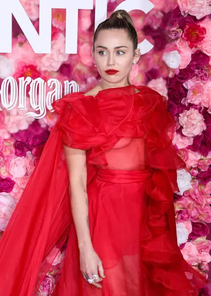 Miley Cyrus 2026 'da Hollywood Bulvarı' nda yıldız alacak. Miley Cyrus, Eugenio Derbez ve Richard Blade tarafından 2 Temmuz 2025 Çarşamba günü açıklanan 35 onur konuğu arasındaydı..