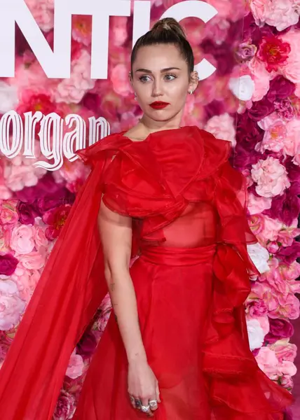 Miley Cyrus 2026 'da Hollywood Bulvarı' nda yıldız alacak. Miley Cyrus, Eugenio Derbez ve Richard Blade tarafından 2 Temmuz 2025 Çarşamba günü açıklanan 35 onur konuğu arasındaydı..