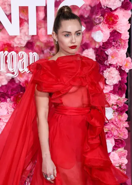 Miley Cyrus 2026 'da Hollywood Bulvarı' nda yıldız alacak. Miley Cyrus, Eugenio Derbez ve Richard Blade tarafından 2 Temmuz 2025 Çarşamba günü açıklanan 35 onur konuğu arasındaydı..