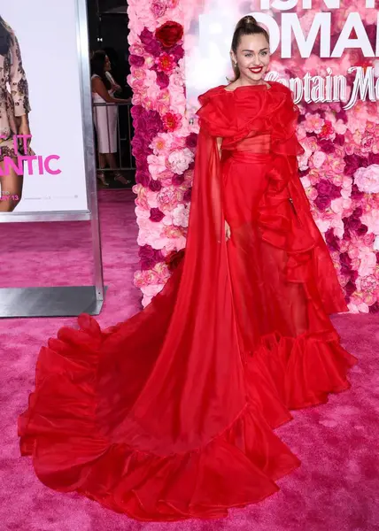 Miley Cyrus 2026 'da Hollywood Bulvarı' nda yıldız alacak. Miley Cyrus, Eugenio Derbez ve Richard Blade tarafından 2 Temmuz 2025 Çarşamba günü açıklanan 35 onur konuğu arasındaydı..