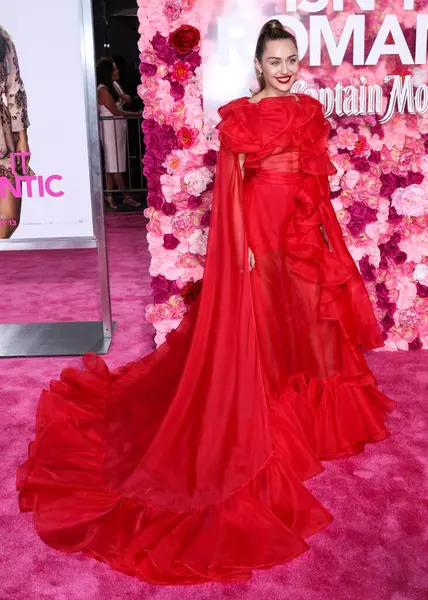 Miley Cyrus 2026 'da Hollywood Bulvarı' nda yıldız alacak. Miley Cyrus, Eugenio Derbez ve Richard Blade tarafından 2 Temmuz 2025 Çarşamba günü açıklanan 35 onur konuğu arasındaydı..