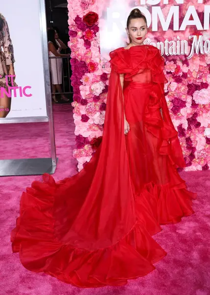 Miley Cyrus 2026 'da Hollywood Bulvarı' nda yıldız alacak. Miley Cyrus, Eugenio Derbez ve Richard Blade tarafından 2 Temmuz 2025 Çarşamba günü açıklanan 35 onur konuğu arasındaydı..