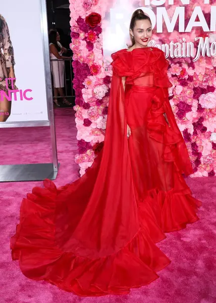 Miley Cyrus 2026 'da Hollywood Bulvarı' nda yıldız alacak. Miley Cyrus, Eugenio Derbez ve Richard Blade tarafından 2 Temmuz 2025 Çarşamba günü açıklanan 35 onur konuğu arasındaydı..