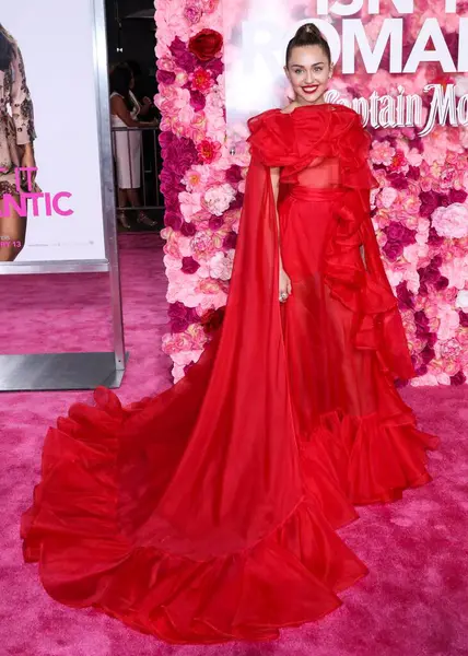 Miley Cyrus 2026 'da Hollywood Bulvarı' nda yıldız alacak. Miley Cyrus, Eugenio Derbez ve Richard Blade tarafından 2 Temmuz 2025 Çarşamba günü açıklanan 35 onur konuğu arasındaydı..