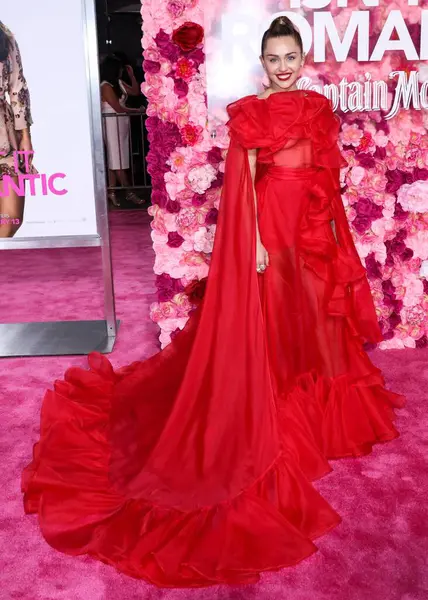 Miley Cyrus 2026 'da Hollywood Bulvarı' nda yıldız alacak. Miley Cyrus, Eugenio Derbez ve Richard Blade tarafından 2 Temmuz 2025 Çarşamba günü açıklanan 35 onur konuğu arasındaydı..