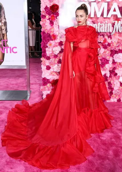 Miley Cyrus 2026 'da Hollywood Bulvarı' nda yıldız alacak. Miley Cyrus, Eugenio Derbez ve Richard Blade tarafından 2 Temmuz 2025 Çarşamba günü açıklanan 35 onur konuğu arasındaydı..