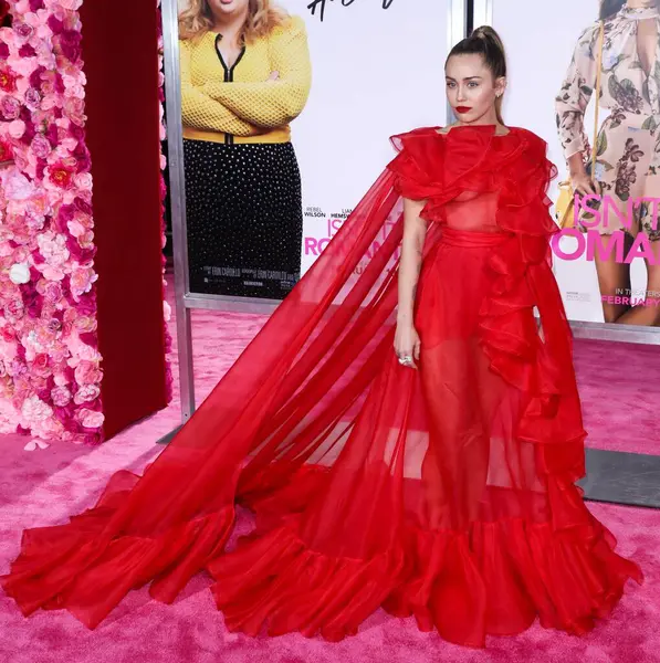 Miley Cyrus 2026 'da Hollywood Bulvarı' nda yıldız alacak. Miley Cyrus, Eugenio Derbez ve Richard Blade tarafından 2 Temmuz 2025 Çarşamba günü açıklanan 35 onur konuğu arasındaydı..