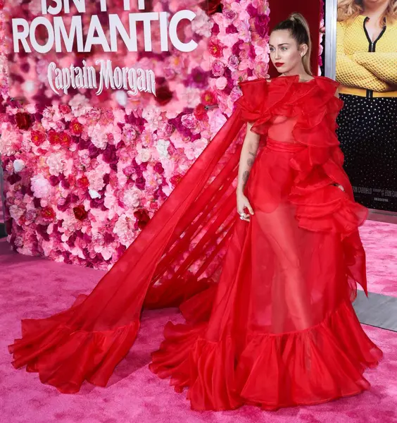 Miley Cyrus 2026 'da Hollywood Bulvarı' nda yıldız alacak. Miley Cyrus, Eugenio Derbez ve Richard Blade tarafından 2 Temmuz 2025 Çarşamba günü açıklanan 35 onur konuğu arasındaydı..