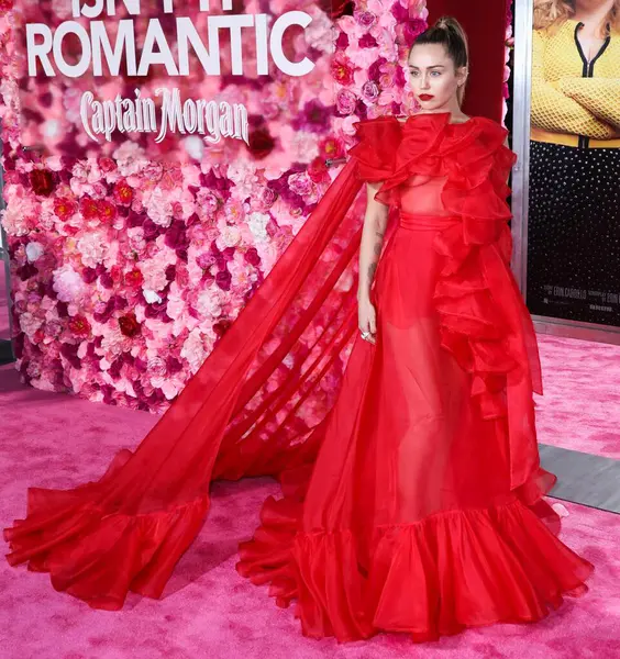 Miley Cyrus 2026 'da Hollywood Bulvarı' nda yıldız alacak. Miley Cyrus, Eugenio Derbez ve Richard Blade tarafından 2 Temmuz 2025 Çarşamba günü açıklanan 35 onur konuğu arasındaydı..