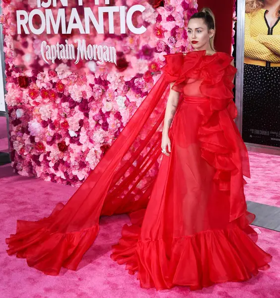 Miley Cyrus 2026 'da Hollywood Bulvarı' nda yıldız alacak. Miley Cyrus, Eugenio Derbez ve Richard Blade tarafından 2 Temmuz 2025 Çarşamba günü açıklanan 35 onur konuğu arasındaydı..