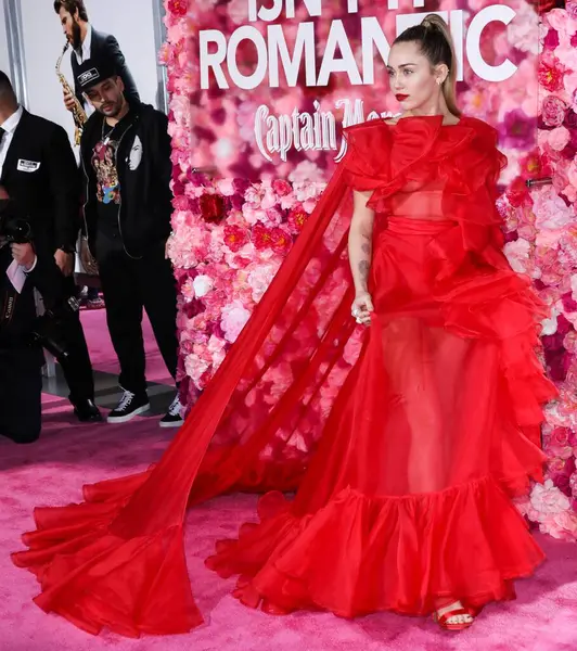 Miley Cyrus 2026 'da Hollywood Bulvarı' nda yıldız alacak. Miley Cyrus, Eugenio Derbez ve Richard Blade tarafından 2 Temmuz 2025 Çarşamba günü açıklanan 35 onur konuğu arasındaydı..