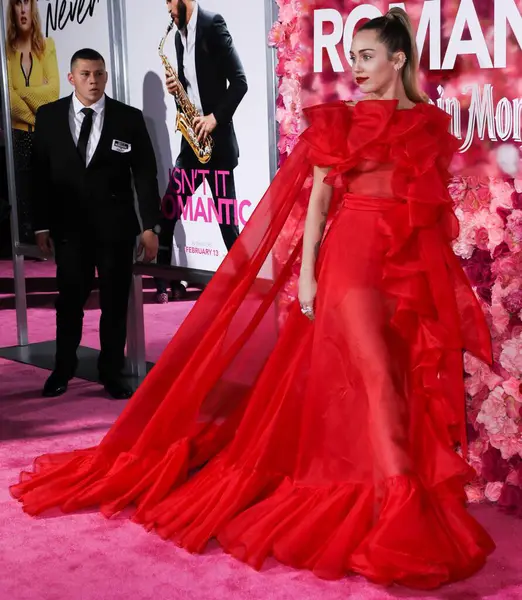 Miley Cyrus 2026 'da Hollywood Bulvarı' nda yıldız alacak. Miley Cyrus, Eugenio Derbez ve Richard Blade tarafından 2 Temmuz 2025 Çarşamba günü açıklanan 35 onur konuğu arasındaydı..