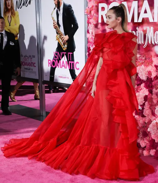 Miley Cyrus 2026 'da Hollywood Bulvarı' nda yıldız alacak. Miley Cyrus, Eugenio Derbez ve Richard Blade tarafından 2 Temmuz 2025 Çarşamba günü açıklanan 35 onur konuğu arasındaydı..