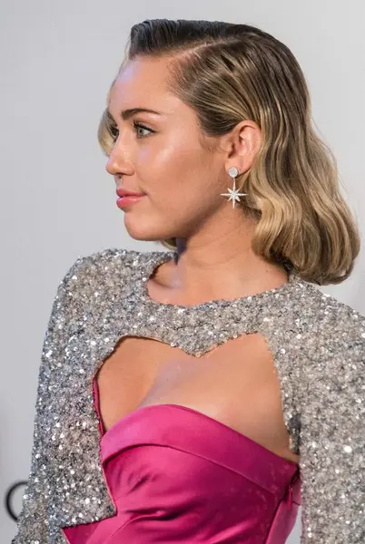 Miley Cyrus 2026 'da Hollywood Bulvarı' nda yıldız alacak. Miley Cyrus, Eugenio Derbez ve Richard Blade tarafından 2 Temmuz 2025 Çarşamba günü açıklanan 35 onur konuğu arasındaydı..