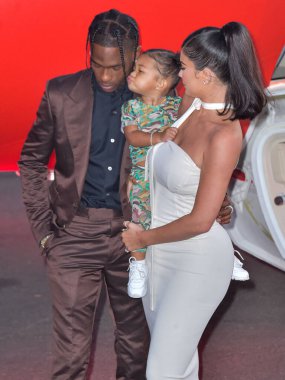 Kylie Jenner, Hollywood 'un güzellik efsanesi parçalanırken plastik cerrahi sırlarını ortaya döküyor. Son birkaç hafta içinde, 27 yaşındaki 