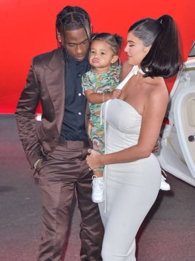 Kylie Jenner, Hollywood 'un güzellik efsanesi parçalanırken plastik cerrahi sırlarını ortaya döküyor. Son birkaç hafta içinde, 27 yaşındaki 