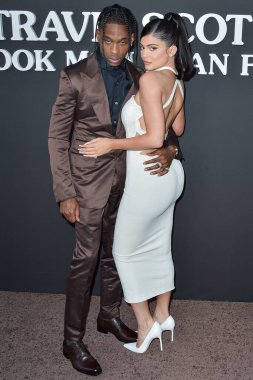  Kylie Jenner, Hollywood 'un güzellik efsanesi parçalanırken plastik cerrahi sırlarını ortaya döküyor. Son birkaç hafta içinde, 27 yaşındaki 