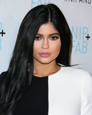 LOS ANGELES, CA - 15 ARALIK: NIP + FAB Fotoğraf Çağrısı NIP + FAB Başkanı ve Kurucusu Maria Hatzistefanis ve Kylie Jenner ile 15 Aralık 2015, Los Angeles, Kaliforniya.