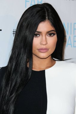 LOS ANGELES, CA - 15 ARALIK: NIP + FAB Fotoğraf Çağrısı NIP + FAB Başkanı ve Kurucusu Maria Hatzistefanis ve Kylie Jenner ile 15 Aralık 2015, Los Angeles, Kaliforniya.
