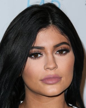 LOS ANGELES, CA - 15 ARALIK: NIP + FAB Fotoğraf Çağrısı NIP + FAB Başkanı ve Kurucusu Maria Hatzistefanis ve Kylie Jenner ile 15 Aralık 2015, Los Angeles, Kaliforniya.