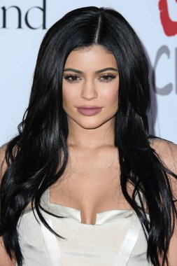  Kylie Jenner, Hollywood 'un güzellik efsanesi parçalanırken plastik cerrahi sırlarını ortaya döküyor. Son birkaç hafta içinde, 27 yaşındaki 