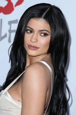  Kylie Jenner, Hollywood 'un güzellik efsanesi parçalanırken plastik cerrahi sırlarını ortaya döküyor. Son birkaç hafta içinde, 27 yaşındaki 