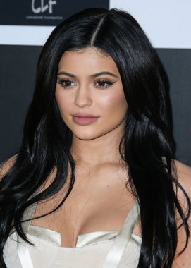  Kylie Jenner, Hollywood 'un güzellik efsanesi parçalanırken plastik cerrahi sırlarını ortaya döküyor. Son birkaç hafta içinde, 27 yaşındaki 