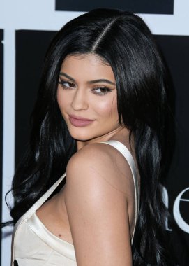 Kylie Jenner, Hollywood 'un güzellik efsanesi parçalanırken plastik cerrahi sırlarını ortaya döküyor. Son birkaç hafta içinde, 27 yaşındaki 