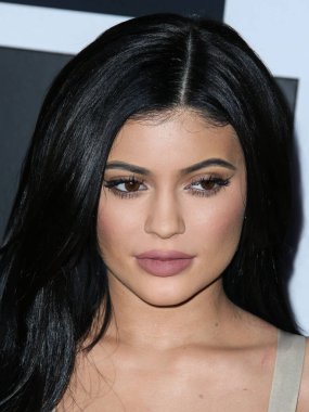  Kylie Jenner, Hollywood 'un güzellik efsanesi parçalanırken plastik cerrahi sırlarını ortaya döküyor. Son birkaç hafta içinde, 27 yaşındaki 