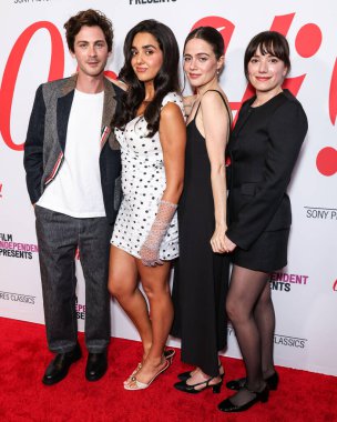 Amerikalı aktör Logan Lerman, Avustralyalı aktris, komedyen, yazar ve yapımcı Geraldine Viswanathan, Amerikalı aktris, senarist ve yönetmen Molly Gordon ve İngiliz yazar ve film yönetmeni Sophie Brooks Los Angeles 'a geldiler. 